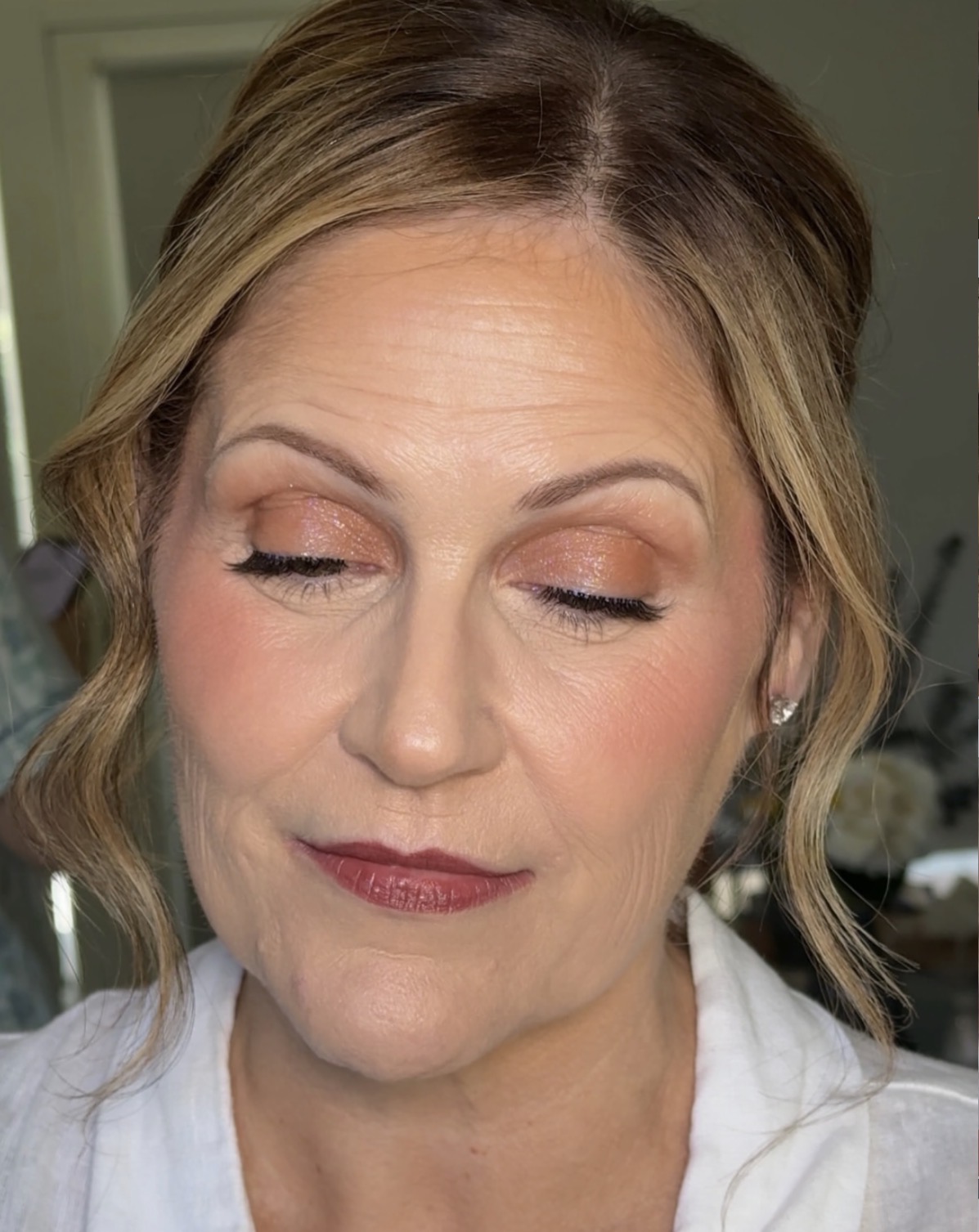 Close-up soft glam with rose-gold eyes and a mauve lip